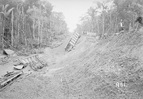 951 - Trabalhadores_Observam_Descarrilamento_de_Vagões-Gôndola_em_Trecho_da_Ferrovia_Madeira-Mamoré_-_,_Acervo_do_Museu_Paulista_da_USP.jpg