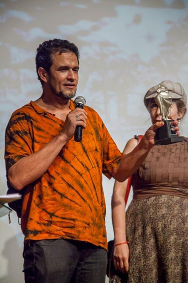 Recebendo o Troféu Mapinguari por [r]Existo - Cineamazônia 2015.jpg