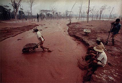 Revista Manchete 1993 - transportando minério.jpg