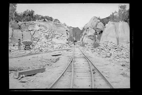 818 - Trabalhadores_Abrem_Passagem_Rochosa_com_Dinamite_para_Construção_da_Ferrovia_Madeira-Mamoré_-_,_Acervo_do_Museu_Paulista_da_USP.jpg