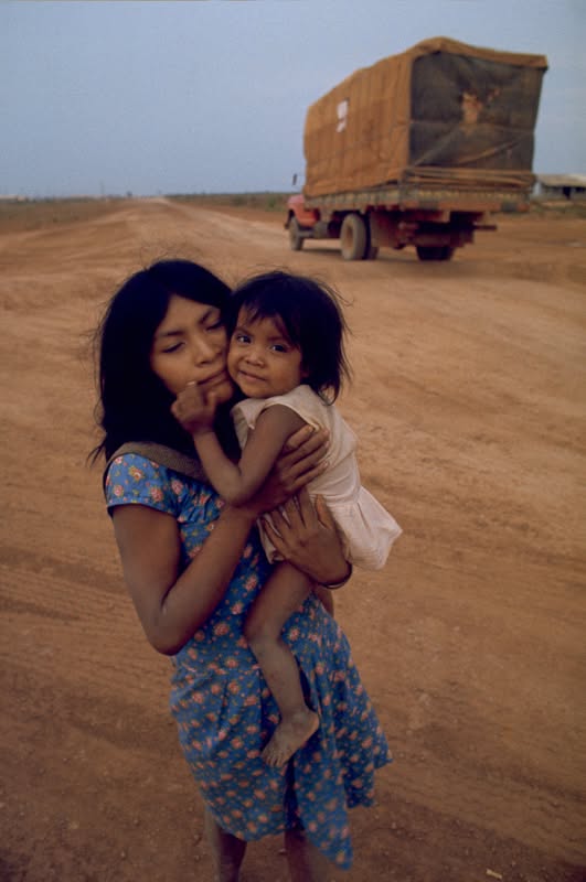 Mãe Nambiquara na Rodovia BR-364 em 1977, em Vilhena Rondônia.jpg