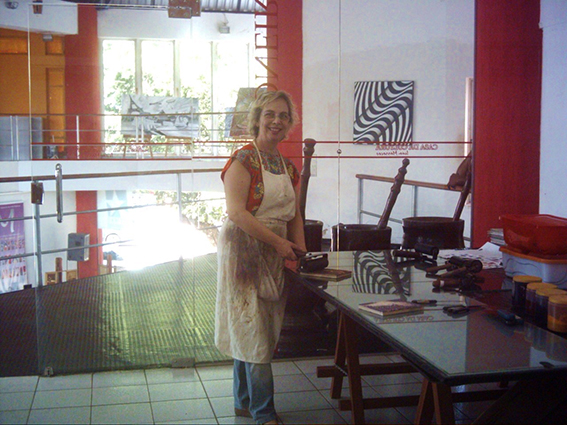 2  - na oficina , professora e artista plástica Angella Schilling.JPG