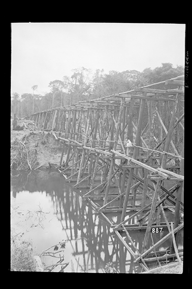 887 - Estrutura_em_Madeira_para_a_Construção_de_Pilares_em_Ponte_de_Afluente_do_Rio_Madeira_-_,_Acervo_do_Museu_Paulista_da_USP.jpg