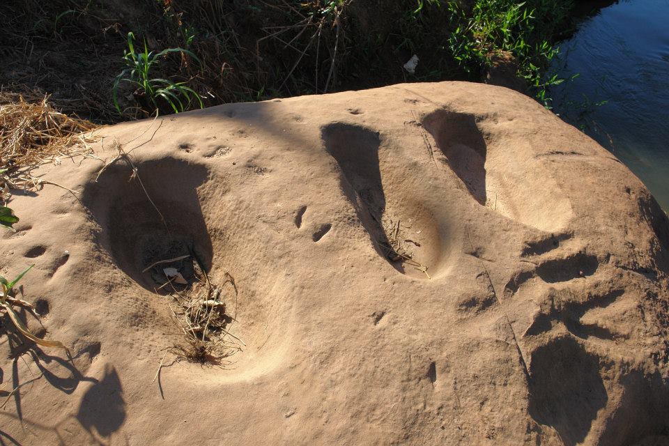 Foto Joaquim Cunha - oficina lítica - rio Anta Atirada - Rolim de Moura.jpg